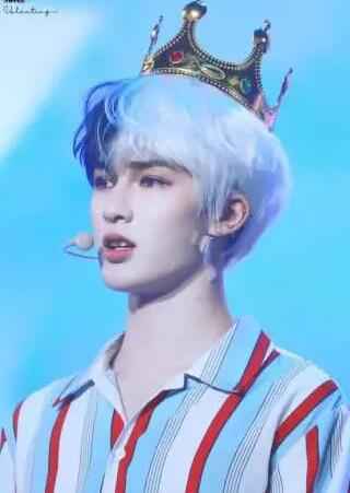 范丞丞粉色头发 越发越韩国化