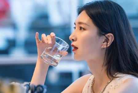 江疏影回应王漫妮不是拜金女