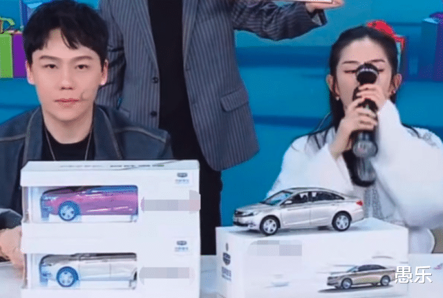 二胎实锤？谢娜直播时疑出现孕吐，干呕后连忙漱口脸色差，刘维小动作亮了