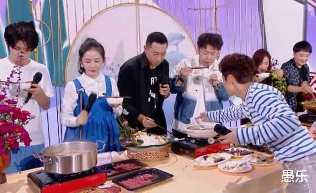 二胎实锤？谢娜直播时疑出现孕吐，干呕后连忙漱口脸色差，刘维小动作亮了