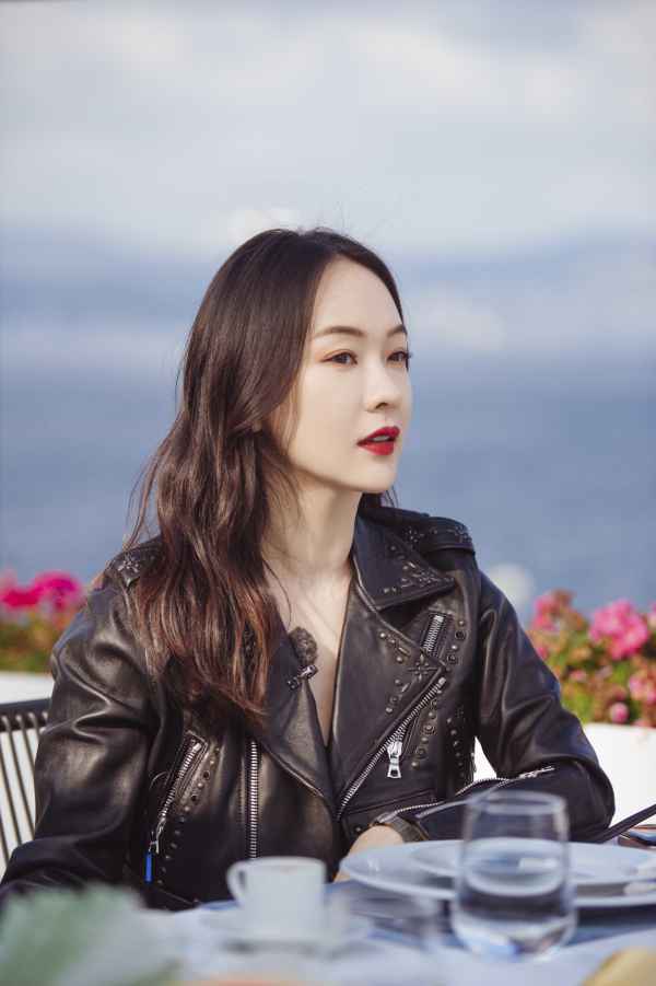  《妻子3》霍思燕皮衣配黑纱裙甜美帅气