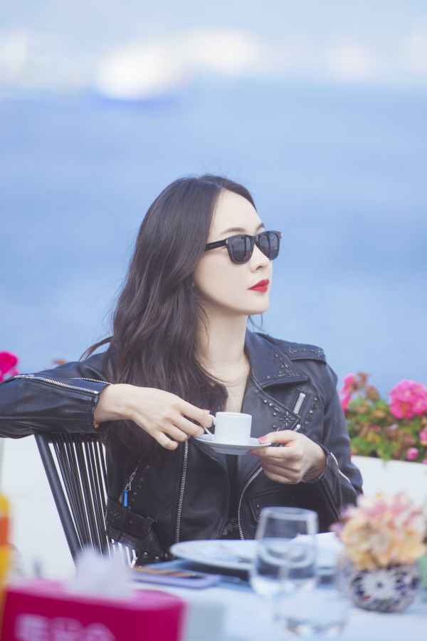  《妻子3》霍思燕皮衣配黑纱裙甜美帅气