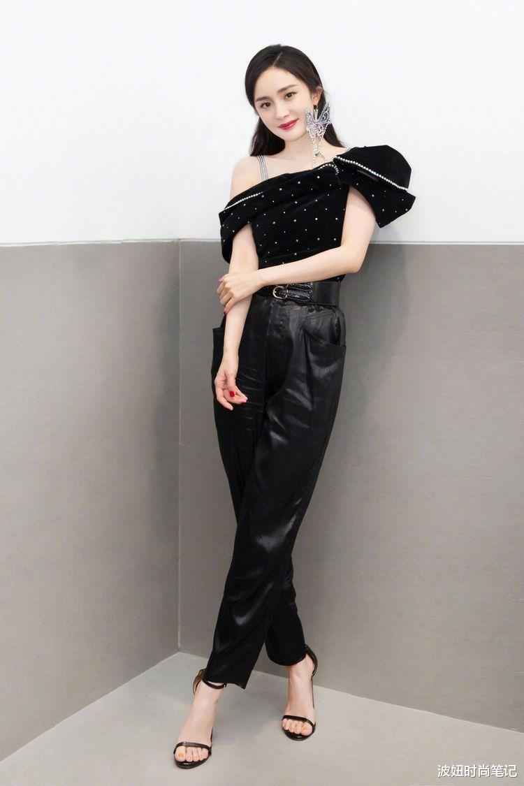 杨幂真会凹造型，穿露肩丝绒衣配高腰皮裤时髦高级，这耳环太抢镜