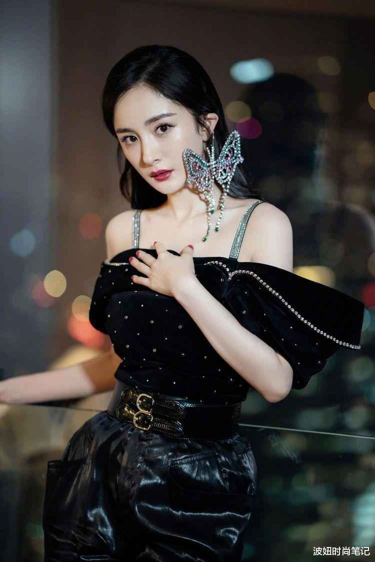 杨幂真会凹造型，穿露肩丝绒衣配高腰皮裤时髦高级，这耳环太抢镜