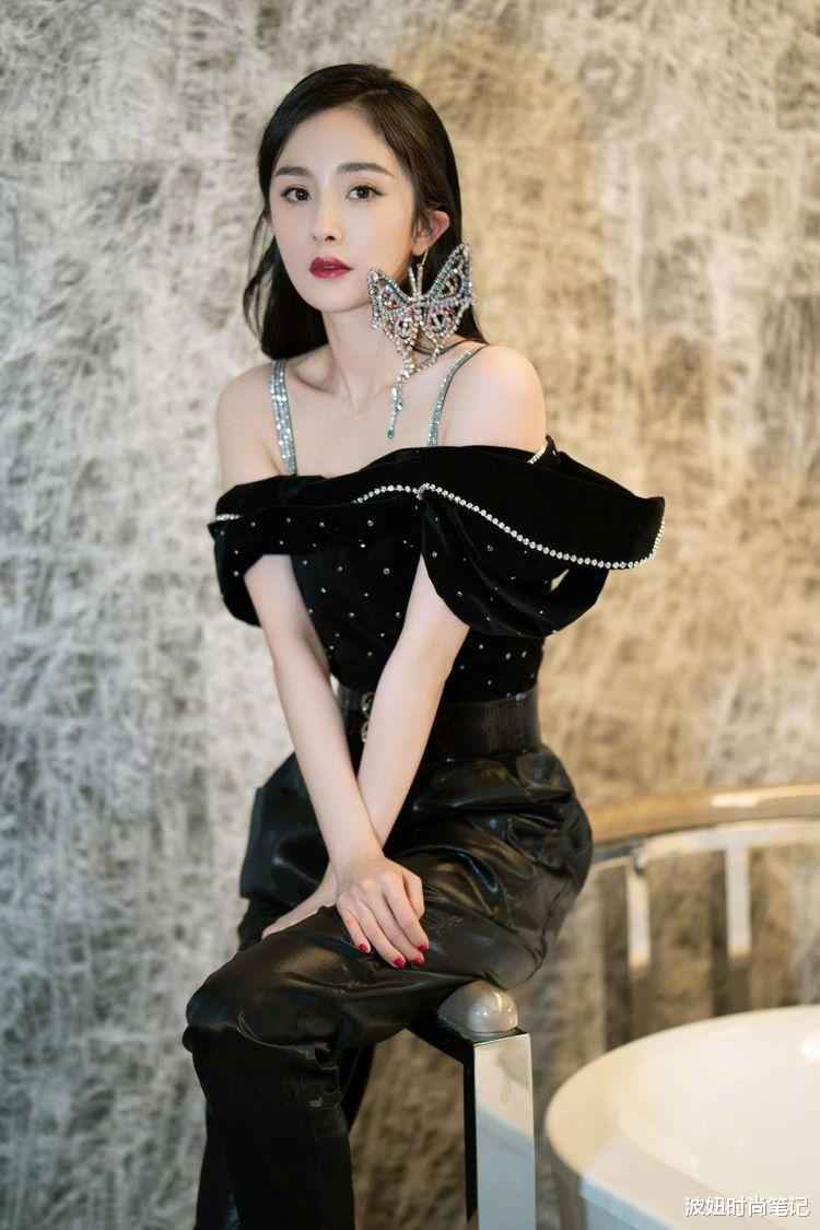 杨幂真会凹造型，穿露肩丝绒衣配高腰皮裤时髦高级，这耳环太抢镜