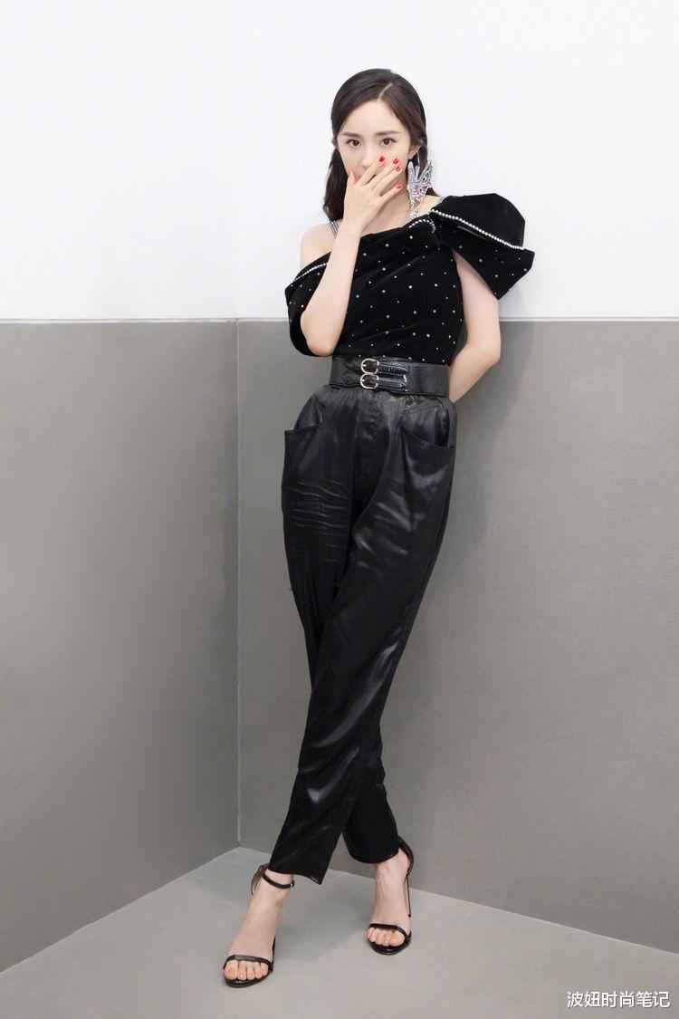 杨幂真会凹造型，穿露肩丝绒衣配高腰皮裤时髦高级，这耳环太抢镜