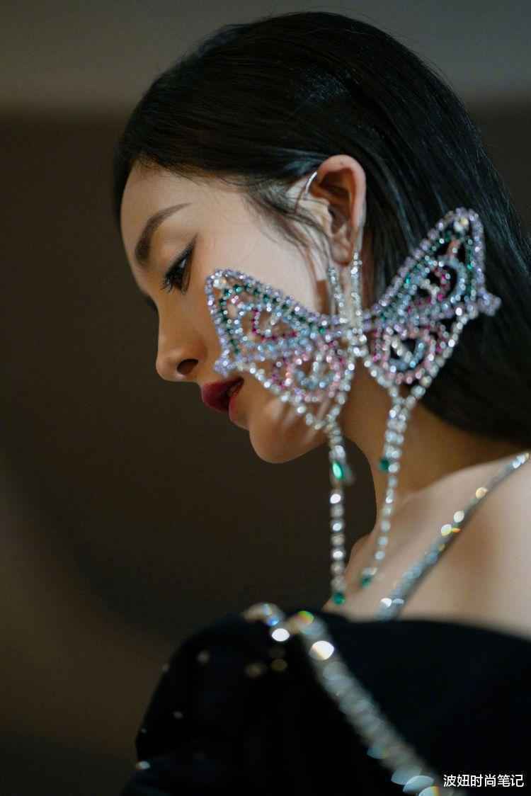 杨幂真会凹造型，穿露肩丝绒衣配高腰皮裤时髦高级，这耳环太抢镜