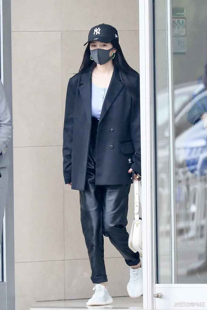 杨幂真会凹造型，穿露肩丝绒衣配高腰皮裤时髦高级，这耳环太抢镜