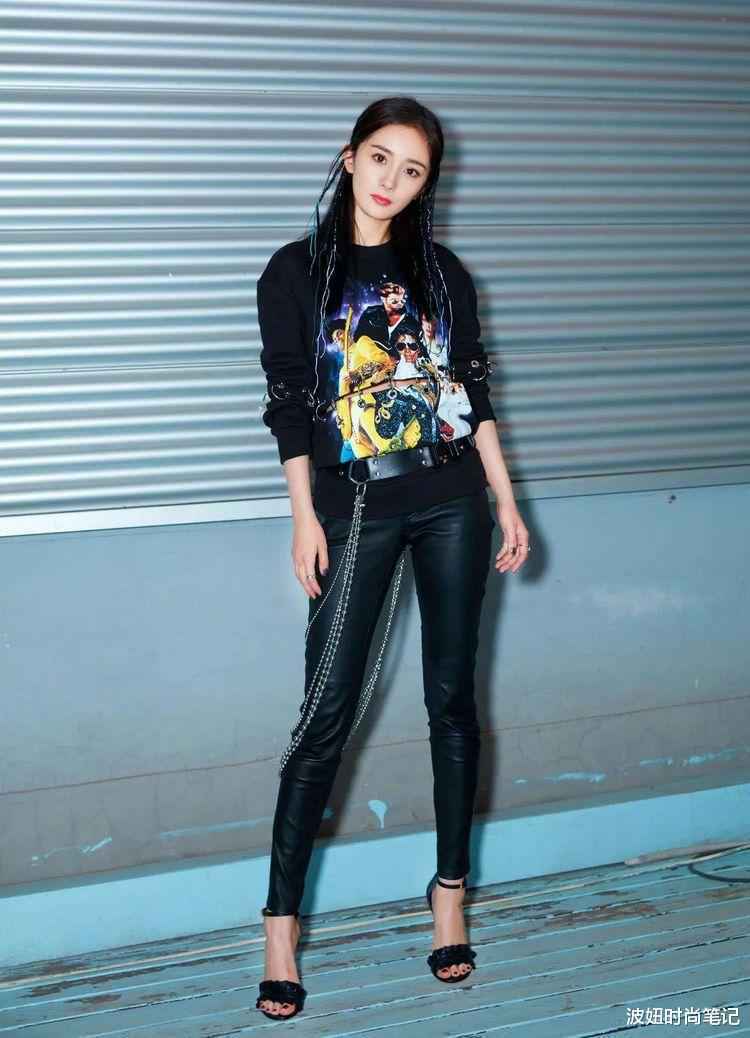 杨幂真会凹造型，穿露肩丝绒衣配高腰皮裤时髦高级，这耳环太抢镜