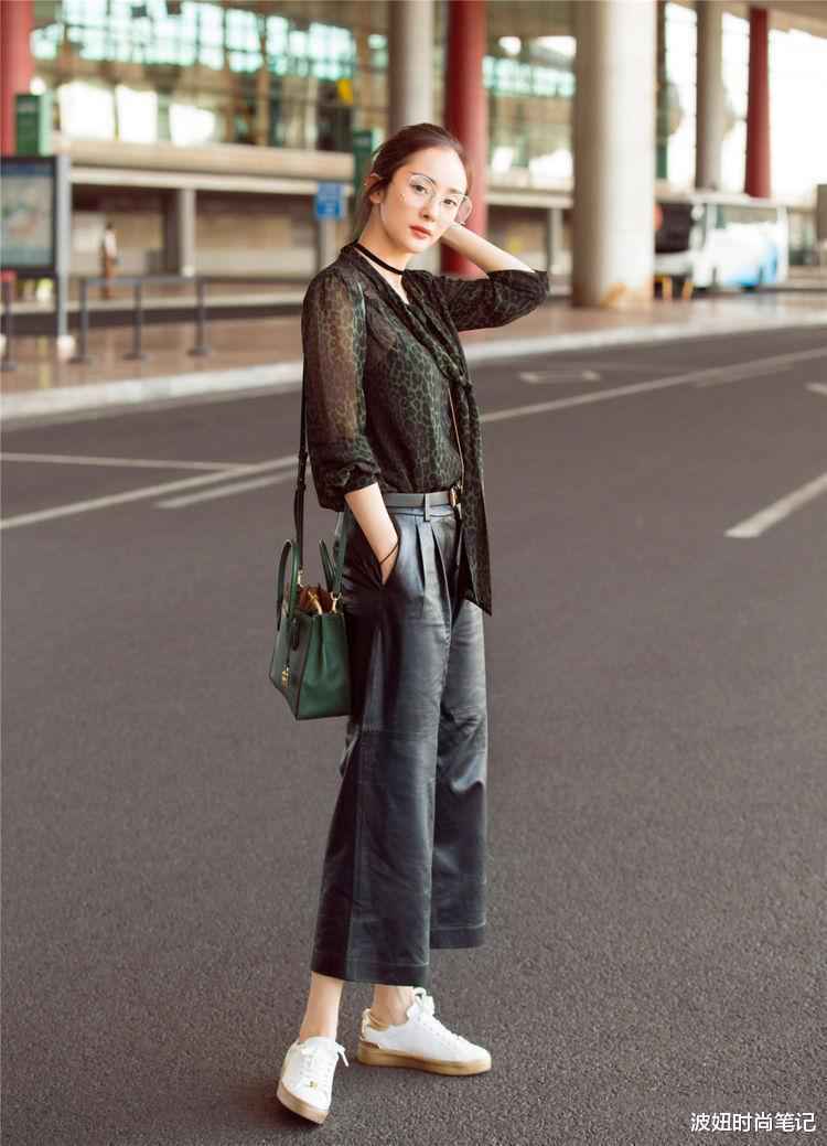 杨幂真会凹造型，穿露肩丝绒衣配高腰皮裤时髦高级，这耳环太抢镜