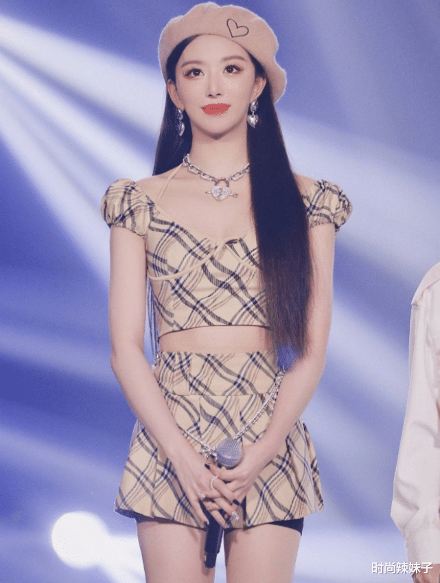 孔雪儿成团后愈发大胆，穿迷你短裙配露脐装，秀出女团身材超撩人