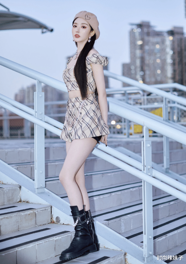 孔雪儿成团后愈发大胆，穿迷你短裙配露脐装，秀出女团身材超撩人