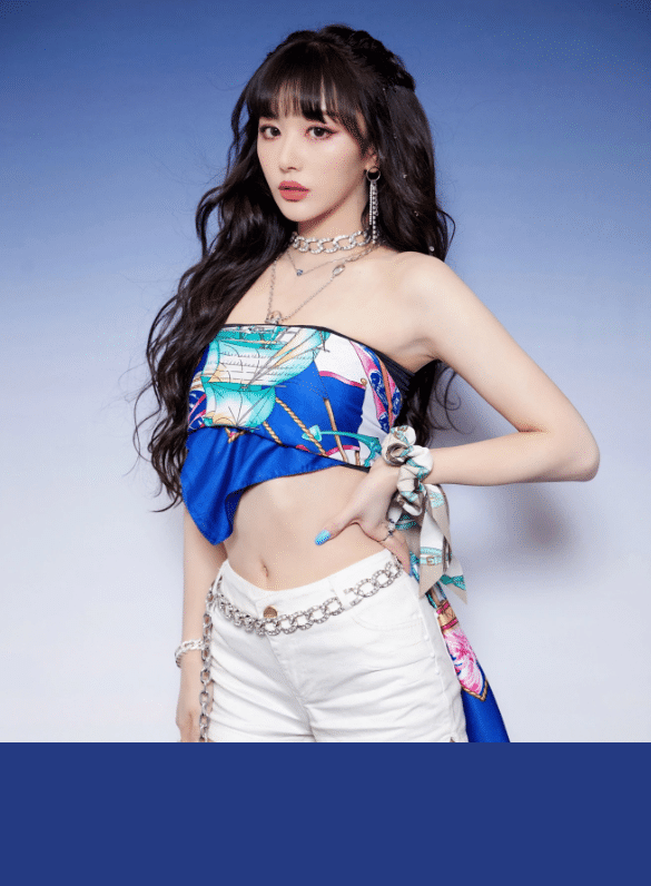 孔雪儿成团后愈发大胆，穿迷你短裙配露脐装，秀出女团身材超撩人