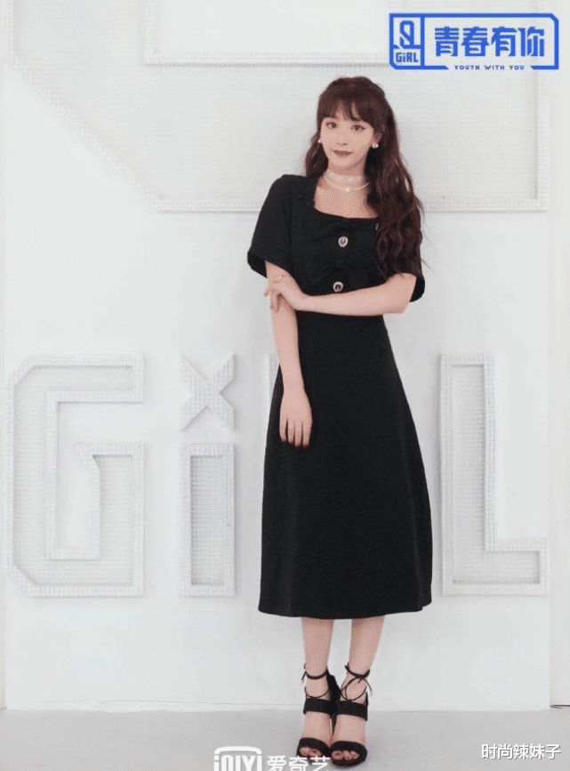 孔雪儿成团后愈发大胆，穿迷你短裙配露脐装，秀出女团身材超撩人