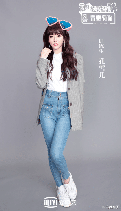 孔雪儿成团后愈发大胆，穿迷你短裙配露脐装，秀出女团身材超撩人