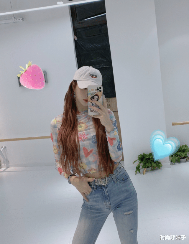 孔雪儿成团后愈发大胆，穿迷你短裙配露脐装，秀出女团身材超撩人