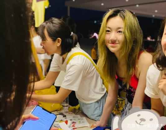 李嫣摆摊义卖 装扮网友褒贬不一