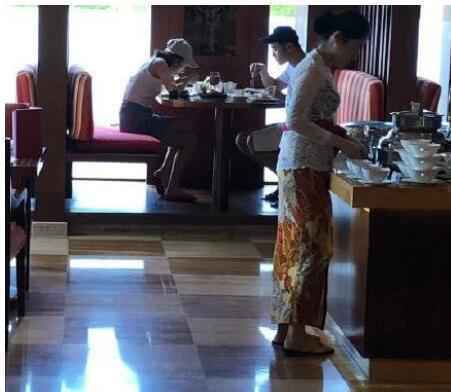 宋祖儿阮经天疑度假 无工作人员陪同一起吃早餐