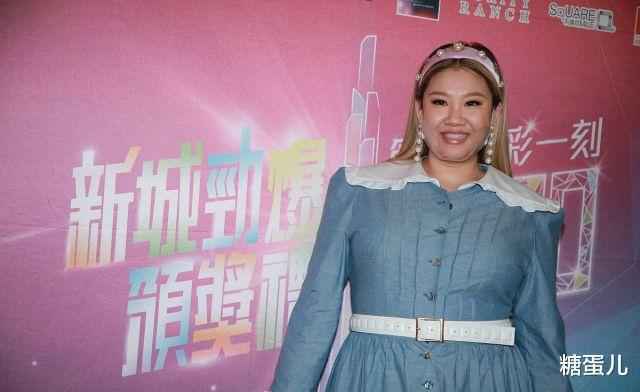 郑欣宜好自信，180斤还穿娃娃裙装嫩，不是郑少秋女儿谁认识她？