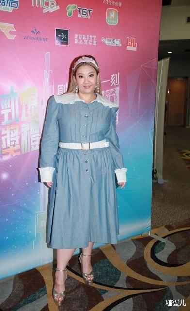 郑欣宜好自信，180斤还穿娃娃裙装嫩，不是郑少秋女儿谁认识她？