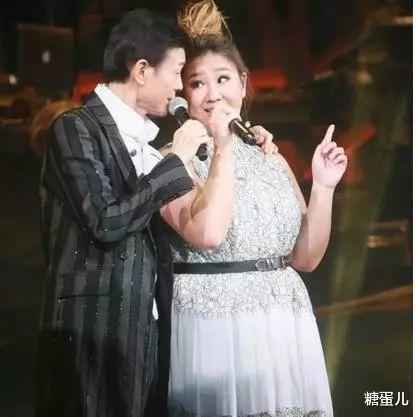 郑欣宜好自信，180斤还穿娃娃裙装嫩，不是郑少秋女儿谁认识她？