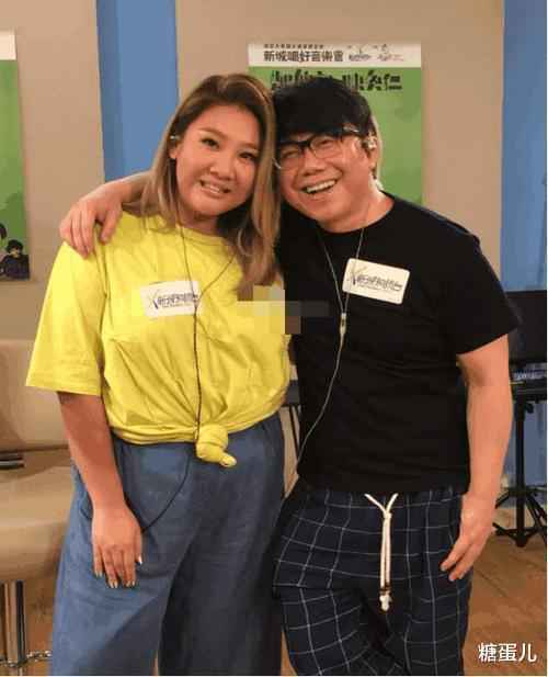 郑欣宜好自信，180斤还穿娃娃裙装嫩，不是郑少秋女儿谁认识她？