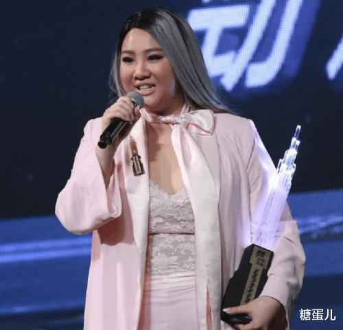 郑欣宜好自信，180斤还穿娃娃裙装嫩，不是郑少秋女儿谁认识她？