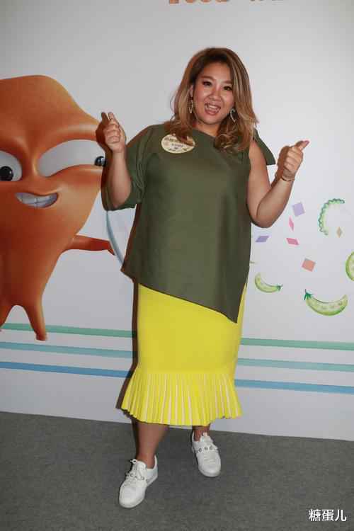 郑欣宜好自信，180斤还穿娃娃裙装嫩，不是郑少秋女儿谁认识她？