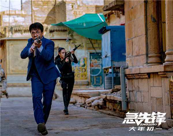  杨洋身背艾伦穿越炮火献上“初吻”