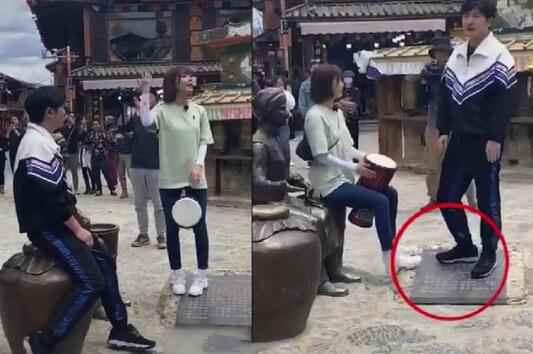 郭京飞王珞丹坐雕塑踩石碑 网友认为这样的行为不太文明