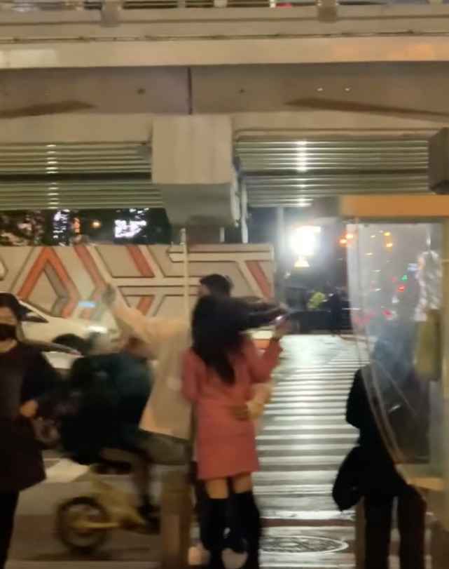 杜江陪霍思燕逛街，寒冷北京街头相拥自拍，结婚七年如热恋般甜蜜