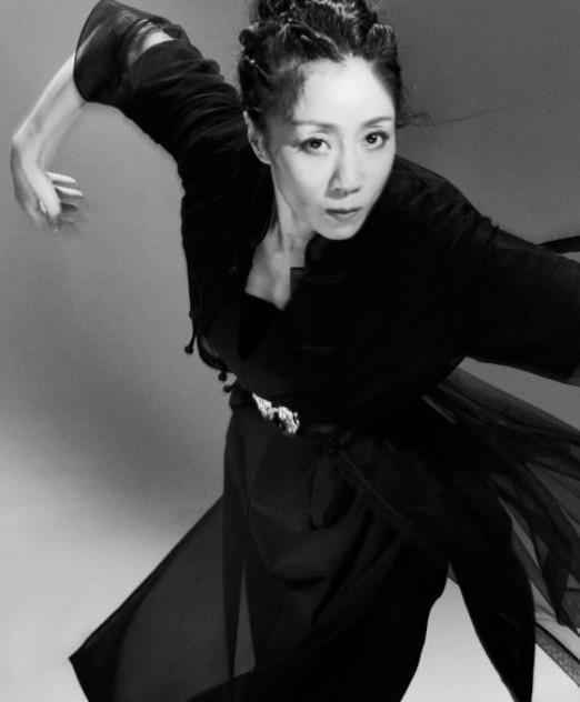 周小飞《时尚芭莎》黑白写真 灵动飘逸尽显侠女风骨