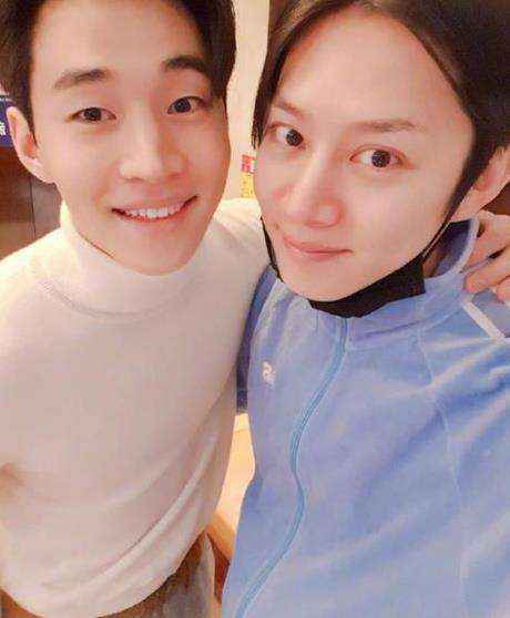 金希澈机场偶遇刘宪华 开心玩自拍勾肩搭背显亲密