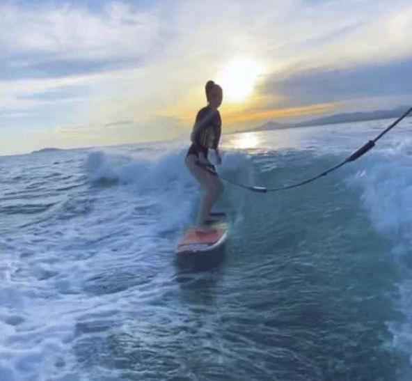 Angelababy冲浪秀大好身材