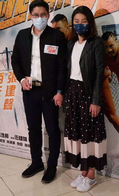 郭晶晶出席电影首映礼，手戴1元发圈，老公婚戒位置暴露宠妻心机