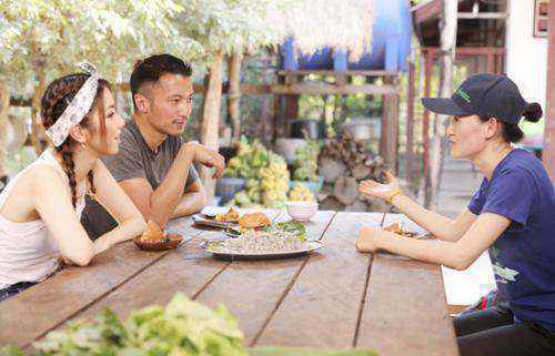 志愿者张妮讲大象故事 主办方供图 志愿者张妮讲大象故事 主办方供图