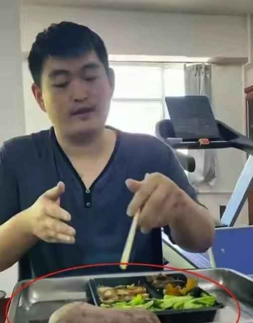 赵本山儿子抽10元烟 难道本山大叔真的“富养女穷养儿”?