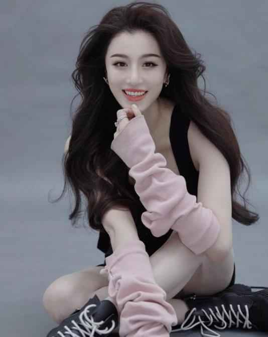 葛天新造型身材曼妙 时而少女时而妩媚气质绝美