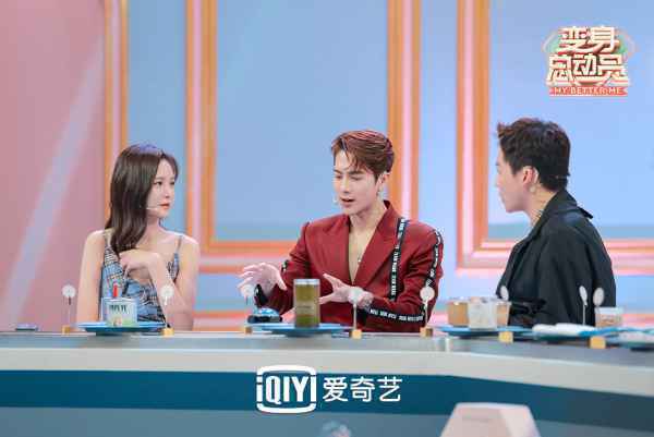  《变身总动员》王嘉尔深V红西装造型