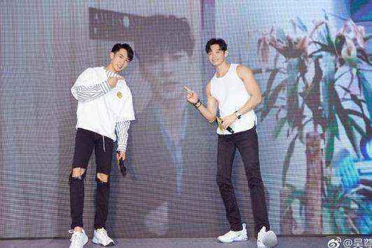 飞轮海隔空合体 吴尊退团七年重唱《越来越爱》