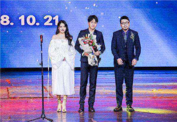 闫薇儿亮相横店影视节 为“文荣奖”最佳男配颁奖