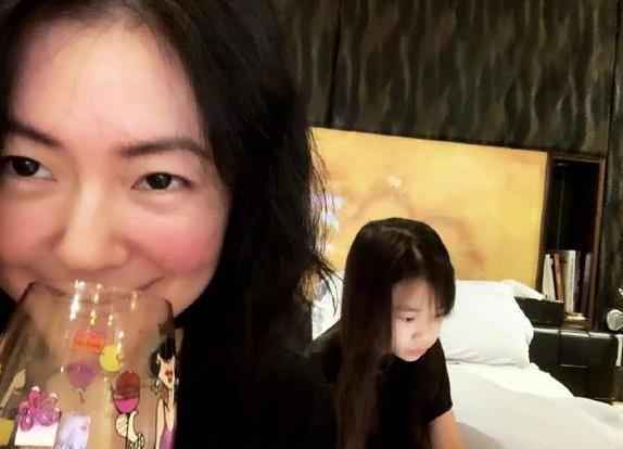 小S酒后素颜自拍脸色红润 与小女儿同框好似姐妹