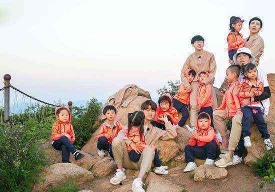 《超能幼稚园》萌娃爬山 实习老师唱“山歌”鼓励