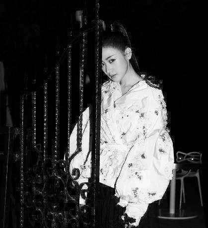 张天爱黑白写真曝光 鬼马俏皮尽显搞怪本色