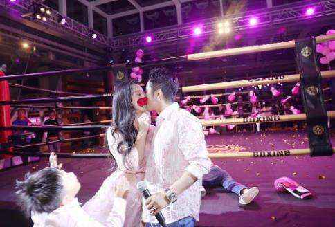 邹市明开启粉红丝带月；冉莹颖生日现场感人