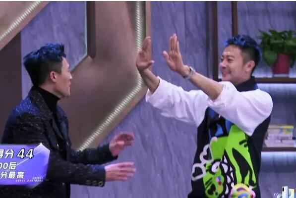 印小天与杜淳击掌