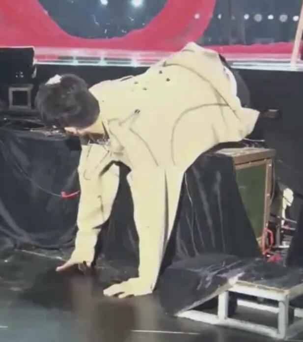 黄明昊踩空摔下舞台 黄明昊摔倒的姿势有点可爱