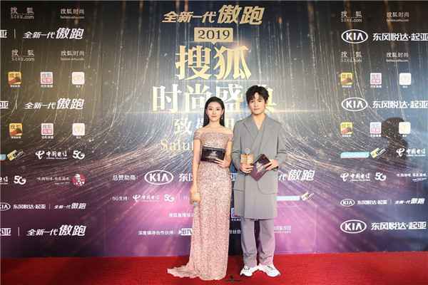 搜狐时尚盛典启幕 卫然担纲红毯主持人