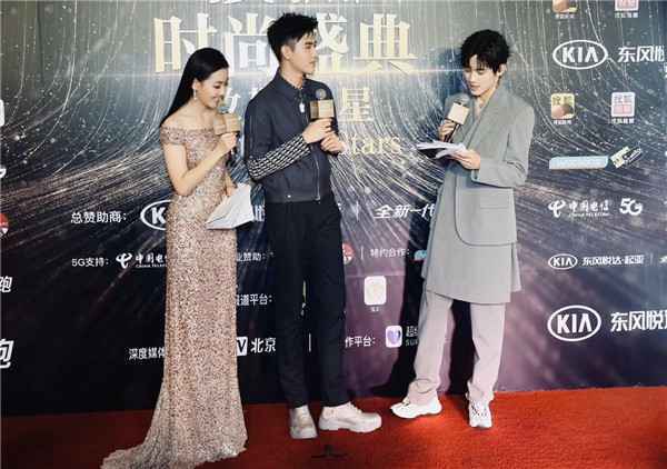 搜狐时尚盛典启幕 卫然担纲红毯主持人