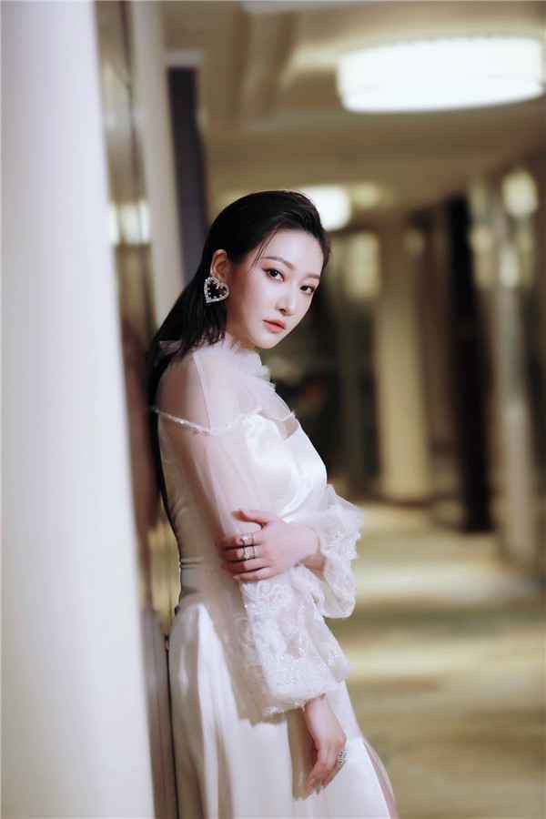  演员余玥亮相盛典 气质优雅仙气十足